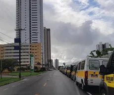 Motoristas de transporte escolar de JP fazem protesto em frente à casa de Cartaxo