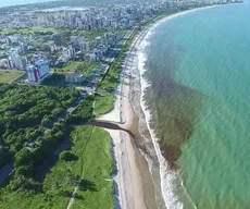 Imagens mostram líquido escuro na praia em Cabedelo, mas secretário nega despejo de esgoto