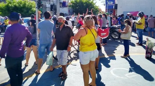 
				
					Comerciantes protestam pela reabertura das lojas do Mercado de Patos
				
				