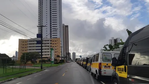 
				
					Motoristas de transporte escolar de JP fazem protesto em frente à casa de Cartaxo
				
				