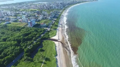 
				
					Imagens mostram líquido escuro na praia em Cabedelo, mas secretário nega despejo de esgoto
				
				