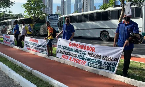 
                                        
                                            Motoristas escolares e de turismo fazem protesto por ajuda do Governo da PB
                                        
                                        