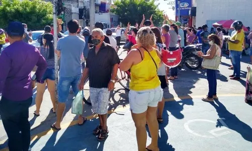 
                                        
                                            Comerciantes protestam pela reabertura das lojas do Mercado de Patos
                                        
                                        