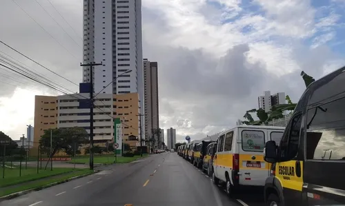 
                                        
                                            Motoristas de transporte escolar de JP fazem protesto em frente à casa de Cartaxo
                                        
                                        