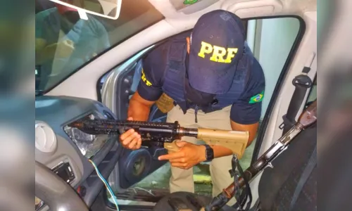 
				
					Dois homens são presos com armamento de guerra em inspeção da PRF na PB
				
				
