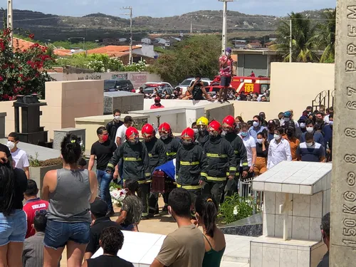 
				
					Corpo de Genival Matias é enterrado em Juazeirinho sob forte comoção
				
				