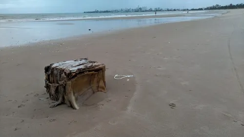 
				
					'Caixa misteriosa' é encontrada na praia de Intermares, em Cabedelo
				
				