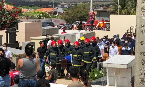 
                                        
                                            Corpo de Genival Matias é enterrado em Juazeirinho sob forte comoção
                                        
                                        