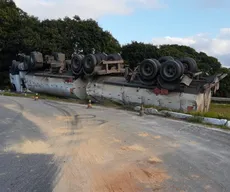 Dois acidentes com caminhões deixam trecho da BR-101 interditado