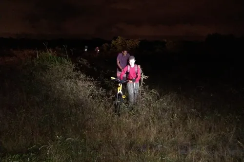 
				
					Jovens gravam vídeo em caverna, se perdem na mata e são resgatados por bombeiros
				
				