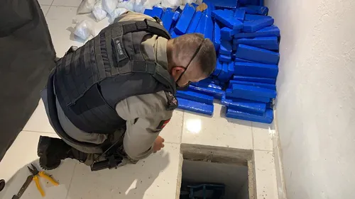 
				
					Polícia Militar apreende 300 kg de drogas escondidas em casa com 'piso falso'
				
				