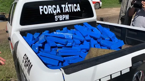 
				
					Polícia Militar apreende 300 kg de drogas escondidas em casa com 'piso falso'
				
				