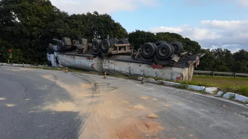 
				
					Pelo menos 20 mil litros de óleo são derramados e atingem rio às margens da BR-101
				
				