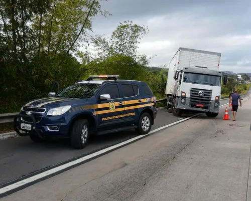 
				
					Dois acidentes com caminhões deixam trecho da BR-101 interditado
				
				