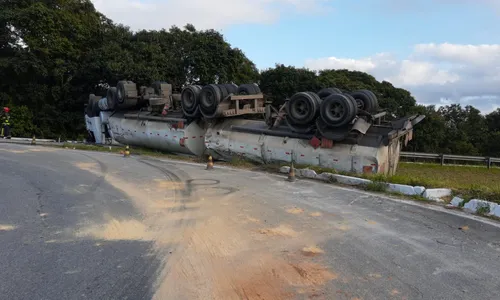 
                                        
                                            Dois acidentes com caminhões deixam trecho da BR-101 interditado
                                        
                                        