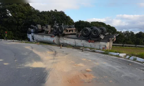 
				
					Dois acidentes com caminhões deixam trecho da BR-101 interditado
				
				