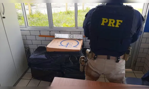 
				
					PRF prende dois homens transportando cigarros contrabandeados
				
				
