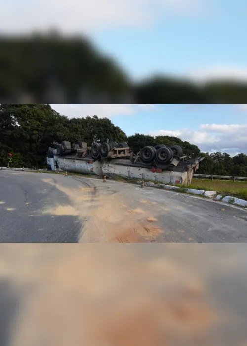 
                                        
                                            Dois acidentes com caminhões deixam trecho da BR-101 interditado
                                        
                                        
