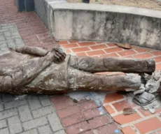 Estátua do paraibano Ariano Suassuna é alvo de vandalismo, no Recife