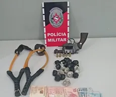 PM detém jovens que planejavam arremessar drogas em presídio usando estilingue