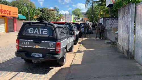 
				
					Suspeitos são mortos durante tentativa de assalto a agência dos Correios, em Conde
				
				