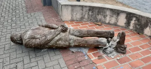 
				
					Estátua do paraibano Ariano Suassuna é alvo de vandalismo, no Recife
				
				