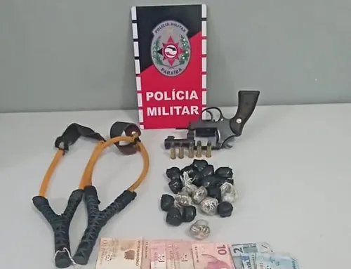 
				
					PM detém jovens que planejavam arremessar drogas em presídio usando estilingue
				
				