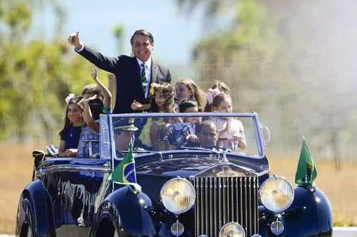 
				
					Sem máscara, Bolsonaro desfila com crianças em solenidade de 7 de Setembro
				
				