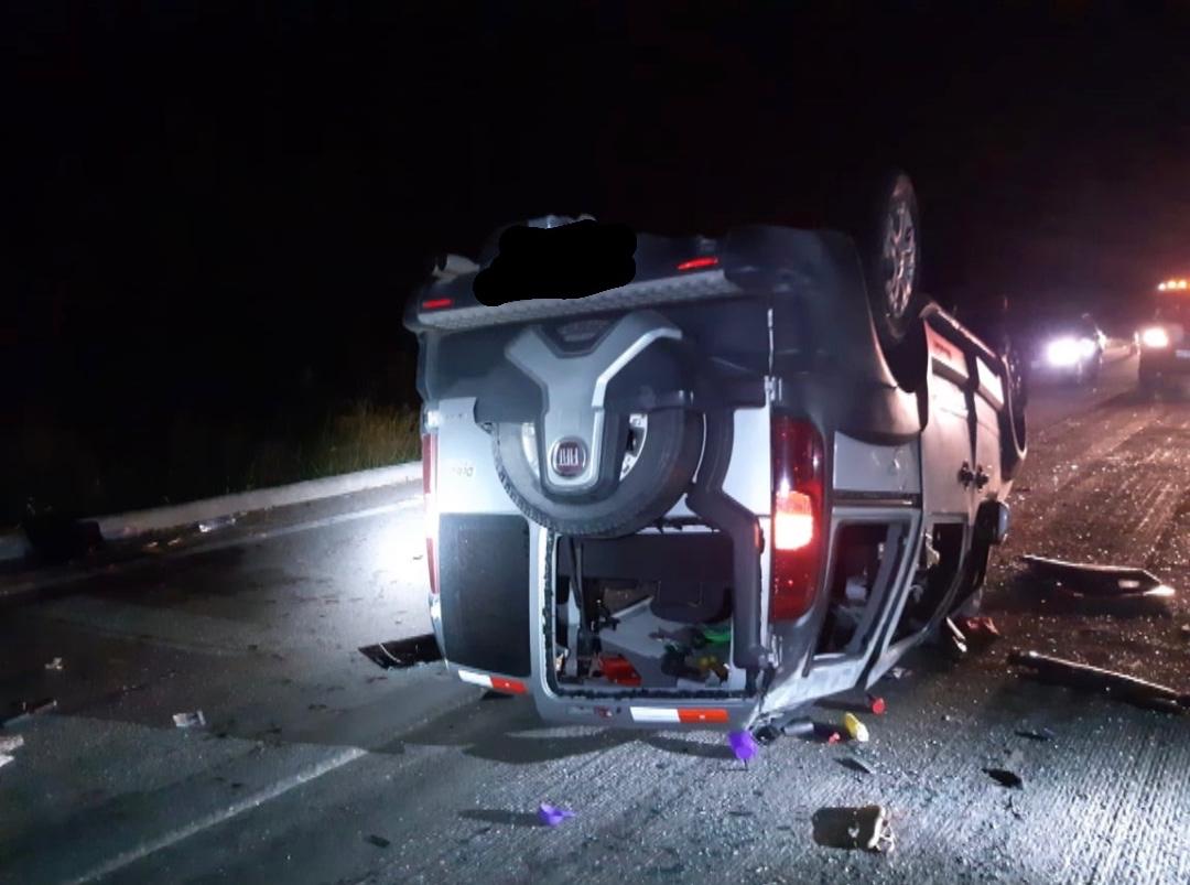 
				
					Veículo capota e deixa 13 pessoas feridas na BR-230, em Cruz do Espírito Santo
				
				