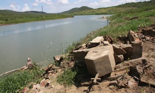 
                                        
                                            Perda do direito à terra e à memória por famílias camponesas no Canal Acauã-Araçagi
                                        
                                        