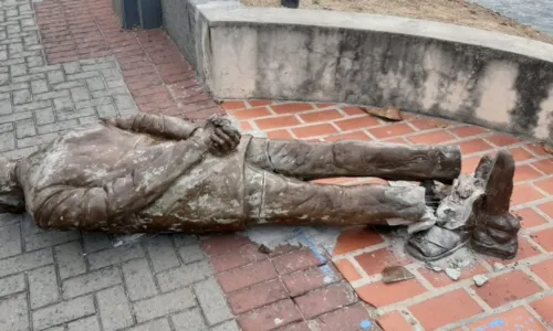 
                                        
                                            Estátua do paraibano Ariano Suassuna é alvo de vandalismo, no Recife
                                        
                                        