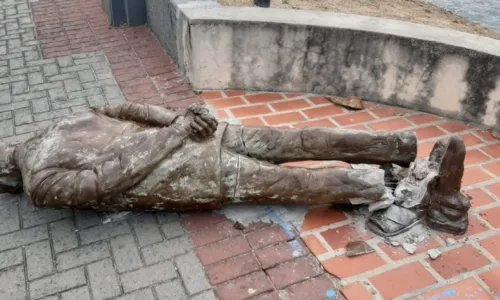 
				
					Estátua do paraibano Ariano Suassuna é alvo de vandalismo, no Recife
				
				