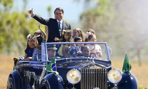 
                                        
                                            Sem máscara, Bolsonaro desfila com crianças em solenidade de 7 de Setembro
                                        
                                        