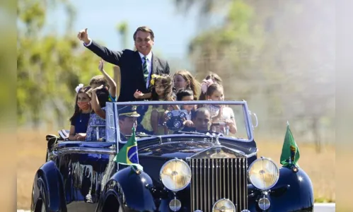 
				
					Sem máscara, Bolsonaro desfila com crianças em solenidade de 7 de Setembro
				
				