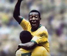 "No meu coração da mata gritou Pelé, Pelé, faz força com o pé na África". Pelé é um Rei negro que o Brasil deu ao mundo