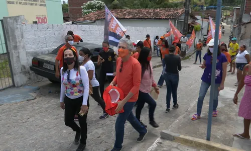 
                                        
                                            Ricardo promete priorizar construção de casa para quem mora em área de risco
                                        
                                        