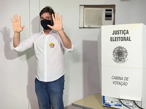 
				
					Candidatos a prefeito votam em Campina Grande; veja como foi
				
				