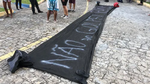 
				
					Estudantes, professores e servidores fazem protesto na UFPB contra nomeação do novo reitor
				
				