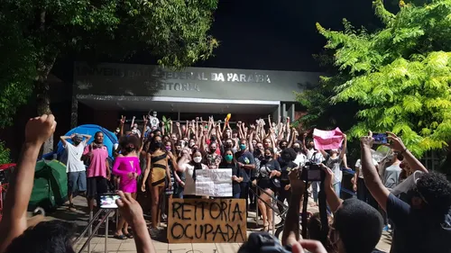 
				
					Docentes e servidores da UFPB fazem paralisação contra nomeação de Valdiney para reitor
				
				