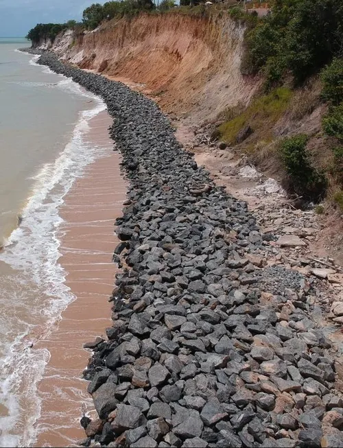 
				
					Enrocamento da falésia da Barreira do Cabo Branco, em João Pessoa, é concluído
				
				