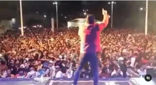 
				
					Prefeito eleito de São João do Tigre provoca aglomeração com show de forró em festa
				
				