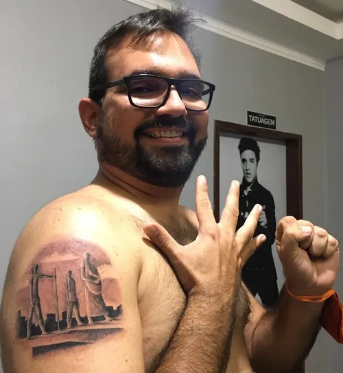 
				
					Candidato à prefeitura de Campina Grande pelo PSOL tatua cartão-postal da cidade
				
				