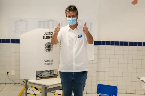 
				
					Candidatos a prefeito votam em João Pessoa; Confira
				
				