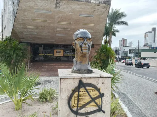 
				
					Teatro Municipal Severino Cabral, em Campina Grande, é alvo de vandalismo
				
				