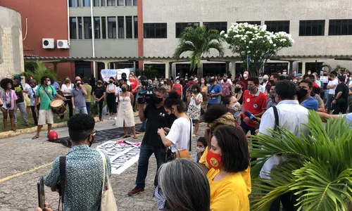 
                                        
                                            Estudantes, professores e servidores fazem protesto na UFPB contra nomeação do novo reitor
                                        
                                        