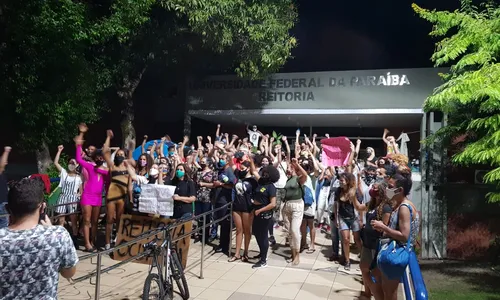 
                                        
                                            Estudantes da UFPB fazem posse simbólica de vencedora da eleição para reitoria
                                        
                                        