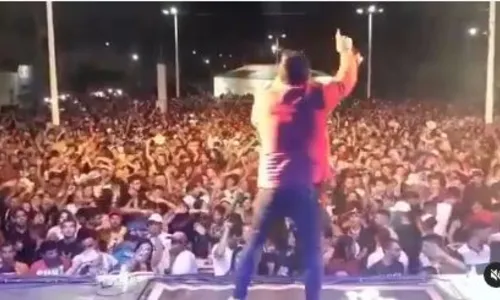 
				
					Prefeito eleito de São João do Tigre provoca aglomeração com show de forró em festa
				
				