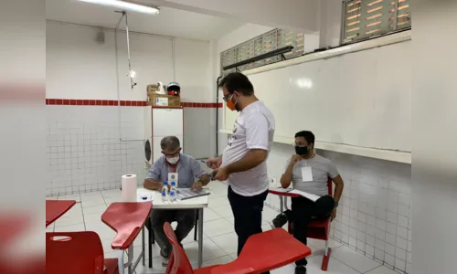 
				
					Candidatos a prefeito votam em Campina Grande; veja como foi
				
				