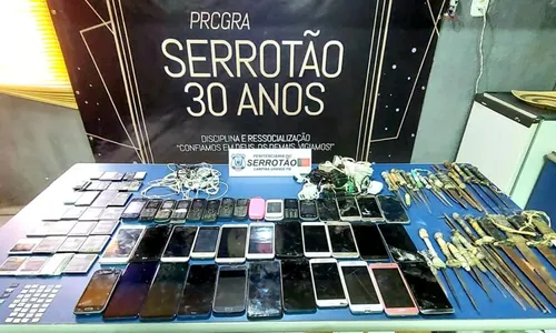 
                                        
                                            Quase 40 celulares e mais de 20 facas são encontradas no Presídio do Serrotão
                                        
                                        