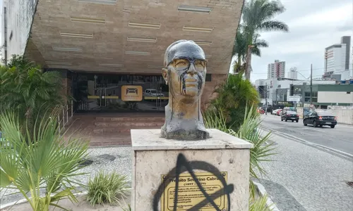 
                                        
                                            Teatro Municipal Severino Cabral, em Campina Grande, é alvo de vandalismo
                                        
                                        